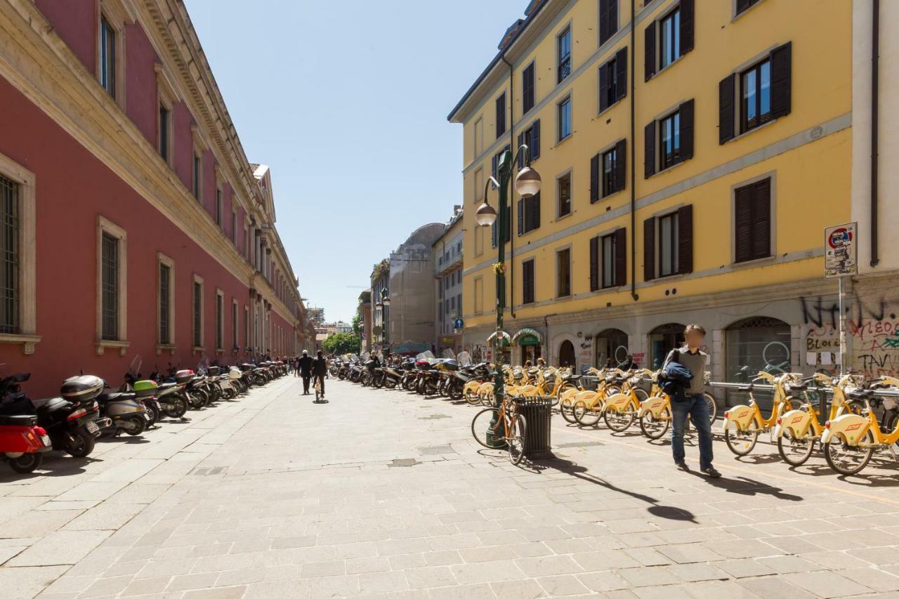 Cosy Apartment 2 Minutes From Duomo Милано Екстериор снимка